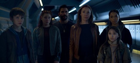 Maxwell Jenkins, Mina Sundwall, Ignacio Serricchio, Molly Parker, Taylor Russell - Lost in Space - Echoes - Photos