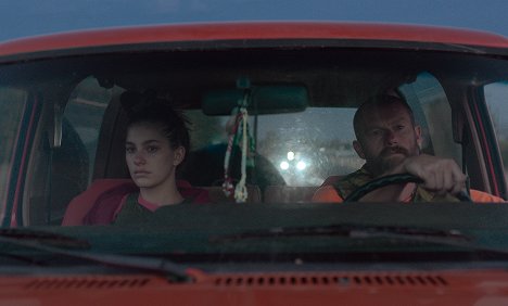 Camila Morrone, James Badge Dale - Mickey and the Bear - Filmfotos