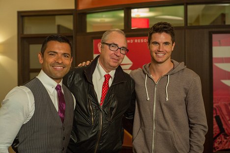 Mark Consuelos, Barry Sonnenfeld, Robbie Amell - Nine Lives - Making of