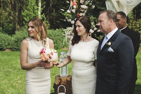 Karissa Lee Staples, Kim Delaney - Betting on the Bride - Photos