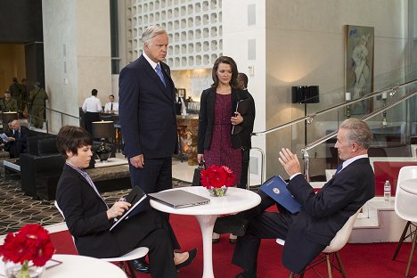 Tim Robbins, Maribeth Monroe, Geoff Pierson - The Brink - Tweet Tweet Tweet - De la película