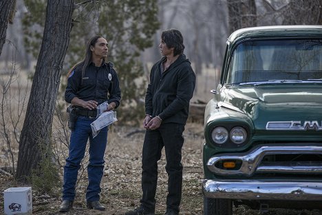 Zahn McClarnon, Lou Diamond Phillips - Longmire - A Fog That Won't Lift - Van film