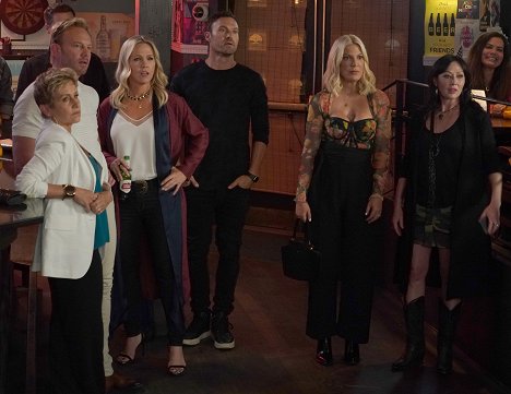 Gabrielle Carteris, Ian Ziering, Jennie Garth, Brian Austin Green, Tori Spelling, Shannen Doherty - BH90210 - The Long Wait - Photos