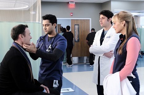 Manish Dayal, Megyn Price - The Resident - Free Fall - Photos
