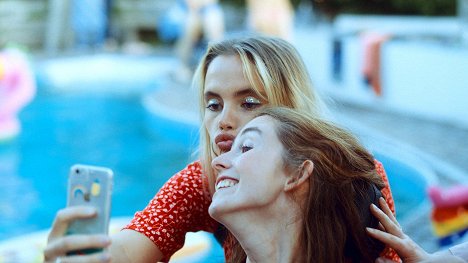 Rosemarie Mosbæk, Sarah Juel Werner - Doggystyle - Poolparty - Filmfotos