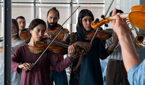 Sabrina Amali, Hassan Bakri, Tala Al Deen - Crescendo - #Makemusicnotwar - Kuvat elokuvasta