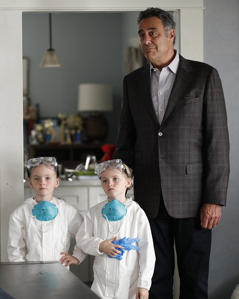 Ella Allan, Mia Allan, Brad Garrett - Single Parents - Welcome to Hilltop! - Filmfotók