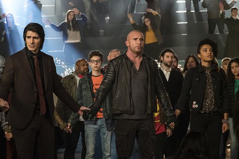 Brandon Routh, Dominic Purcell, Maisie Richardson-Sellers - Legends of Tomorrow - Hey, World! - Photos