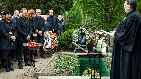 Victoria Fleer, Hinnerk Schönemann, Marleen Lohse, Peter Prager, Regine Hentschel, Stephan A. Tölle, Jürgen Uter - Veterinář vyšetřuje - In eigener Sache - Z filmu