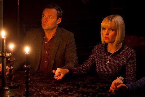 Jamie Glover, Ashley Jensen - Agatha Raisin - Wyckhaddenin noita - Kuvat elokuvasta