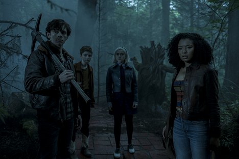 Ross Lynch, Lachlan Watson, Kiernan Shipka, Jaz Sinclair - Las escalofriantes aventuras de Sabrina - Capítulo veintiuno: El corazón condenado - De la película