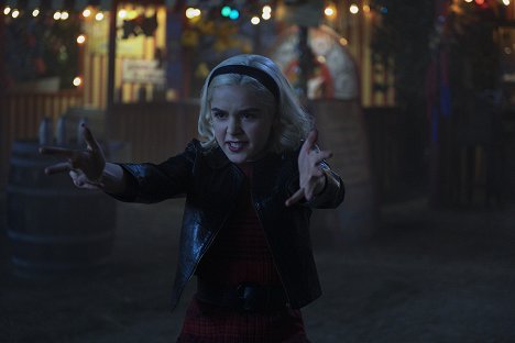 Kiernan Shipka - Chilling Adventures of Sabrina - Rozdział 26: Same wiedźmy - Z filmu