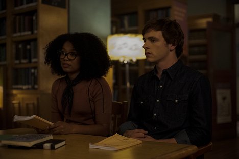 Jaz Sinclair, Ross Lynch - Les Nouvelles Aventures de Sabrina - Chapitre treize : La passion de Sabrina Spellman - Film