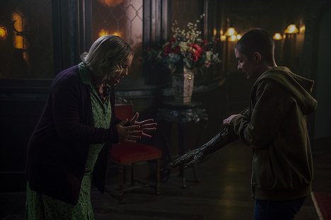 Lucy Davis, Lachlan Watson - Chilling Adventures of Sabrina - Chapter Fifteen: Doctor Cerberbus's House of Horror - Photos