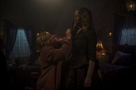 Lucy Davis, Miranda Otto - Sabrina: Pimeällä puolella - Viidestoista luku: Doctor Cerberus's House of Horror - Kuvat elokuvasta