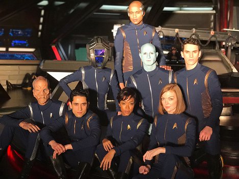 Doug Jones, Sonequa Martin-Green, Romaine Waite, Emily Coutts, Sam Vartholomeos - Star Trek: Discovery - The Vulcan Hello - Van de set