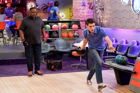 Cedric the Entertainer, Max Greenfield - The Neighborhood - Welcome to Bowling - Film
