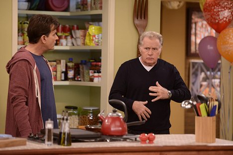 Charlie Sheen, Martin Sheen - Anger Management - Charlie's Dad Starts to Lose It - Photos