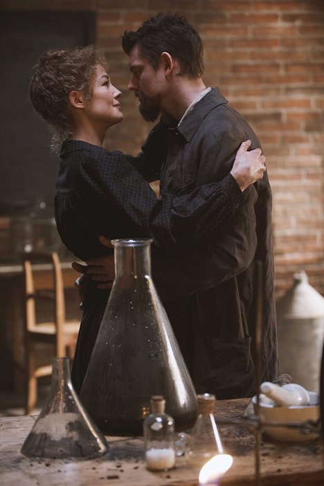 Rosamund Pike, Sam Riley - Marie Curie - Elemente des Lebens - Filmfotos