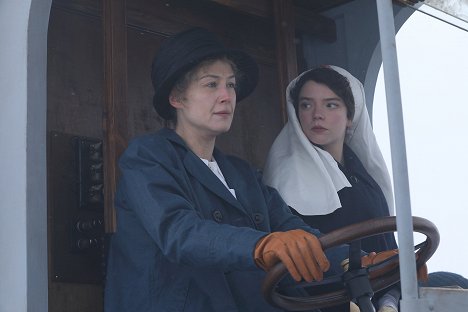 Rosamund Pike, Anya Taylor-Joy - Skłodowska - Z filmu