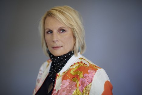 Jennifer Saunders - Cizinec - Promo