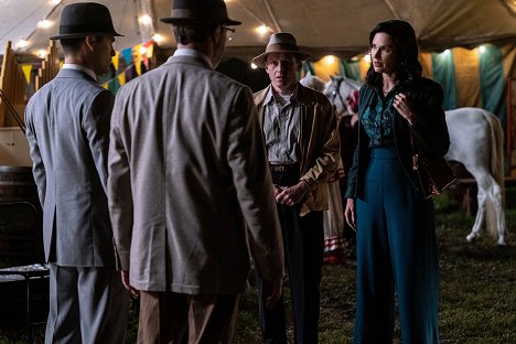 Keir O'Donnell, Laura Mennell - Project Blue Book - Hopkinsville - Van film