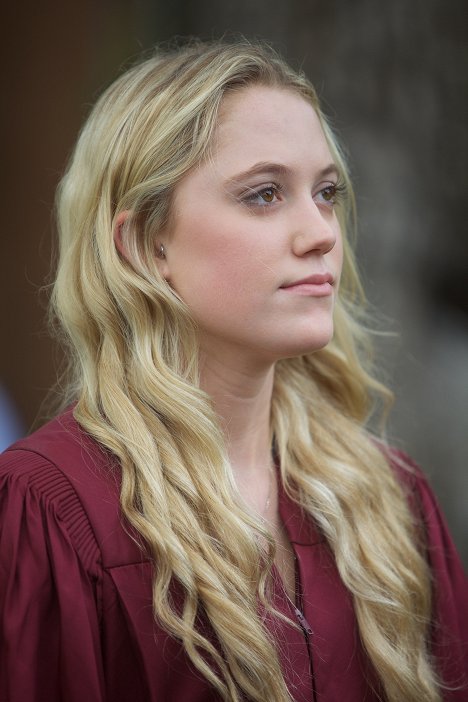 Maika Monroe - Flying Monkeys - Photos