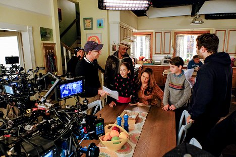 Rick Wiener, Julia Butters, Katy Mixon, Evan O'Toole - American Housewife - Le Grand Défi des biscuits - Tournage