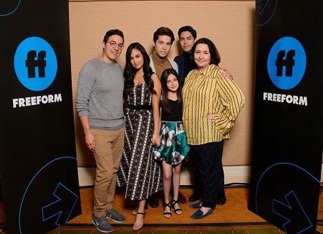 “Party of Five” Session – The cast and executive producers of Freeforms “Party of Five” addressed the press at the 2020 TCA Winter Press Tour, at The Langham Huntington, in Pasadena, California - Gabriel Llanas, Emily Tosta, Brandon Larracuente, Elle Paris Legaspi, Niko Guardado, Amy Lippman - Party of Five - Tapahtumista