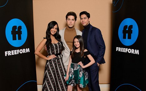 “Party of Five” Session – The cast and executive producers of Freeforms “Party of Five” addressed the press at the 2020 TCA Winter Press Tour, at The Langham Huntington, in Pasadena, California - Emily Tosta, Brandon Larracuente, Elle Paris Legaspi, Niko Guardado - Správná pětka - Z akcí