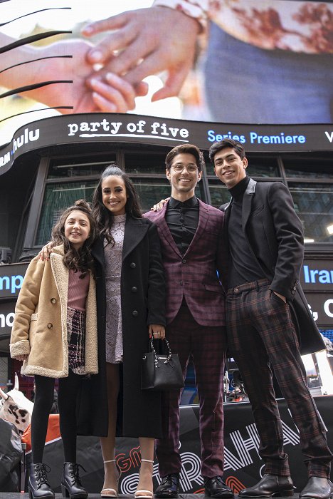 The cast of Freeform’s “Party of Five” in Times Square - Elle Paris Legaspi, Emily Tosta, Niko Guardado, Brandon Larracuente - Správná pětka - Z akcií