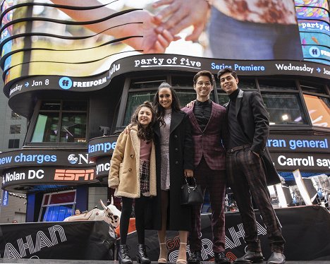 The cast of Freeform’s “Party of Five” in Times Square - Elle Paris Legaspi, Emily Tosta, Brandon Larracuente, Niko Guardado - Správná pětka - Z akcií
