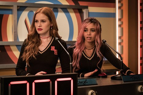 Madelaine Petsch, Vanessa Morgan - Riverdale - Chapitre soixante-huit : Le grand quiz - Film