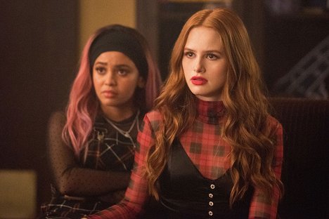 Vanessa Morgan, Madelaine Petsch - Riverdale - Chapitre soixante-dix : Les Ides de mars - Film