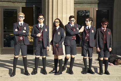 Cameron Brodeur, Blake Talabis, Eden Cupid, Dante Albidone, Aidan Gallagher, Ethan Hwang - The Umbrella Academy - We Only See Each Other at Weddings and Funerals - Van film