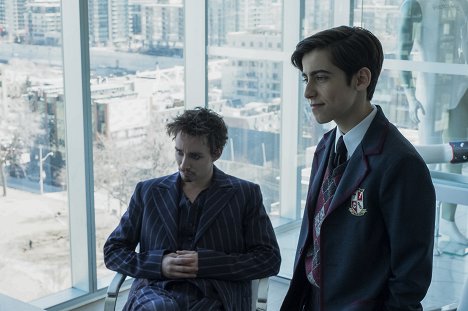 Robert Sheehan, Aidan Gallagher - The Umbrella Academy - Run Boy Run - Photos