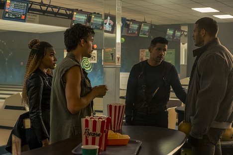 Emmy Raver-Lampman, Robert Sheehan, David Castañeda Jr., Tom Hopper - Umbrella Academy - Bílé housle - Z filmu