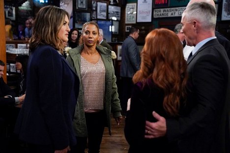 Mariska Hargitay, Holly Robinson Peete, Robert John Burke - Law & Order: Special Victims Unit - The Longest Night of Rain - Van film