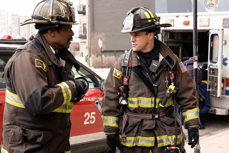 Eamonn Walker, Jesse Spencer - Chicago Fire - Shut It Down - Z filmu