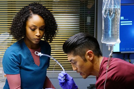 Yaya DaCosta, Brian Tee - Chicago Med - Leave the Choice to Solomon - Filmfotók