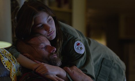Camila Morrone, James Badge Dale - Mickey and the Bear - Filmfotos