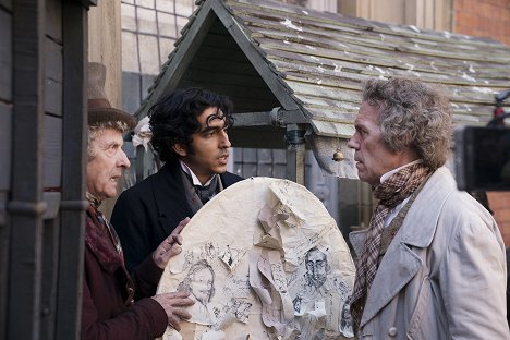 Peter Capaldi, Dev Patel, Hugh Laurie - Kouzelný svět Davida Copperfielda - Z filmu