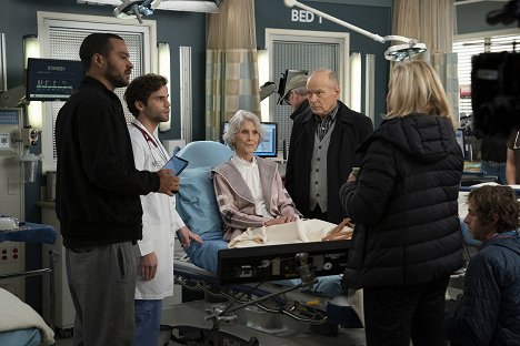 Jesse Williams, Jake Borelli, Shannon Wilcox, George Gerdes - Grey's Anatomy - Save the Last Dance for Me - Making of