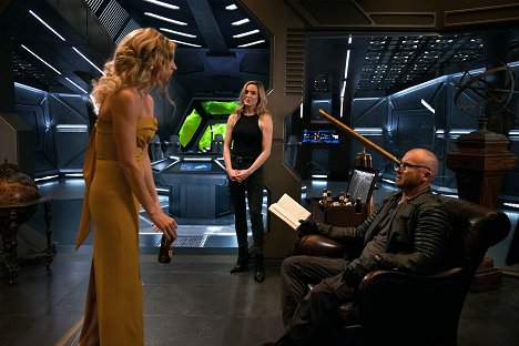 Jes Macallan, Caity Lotz, Dominic Purcell - Legends of Tomorrow - Miss Me, Kiss Me, Love Me - Photos