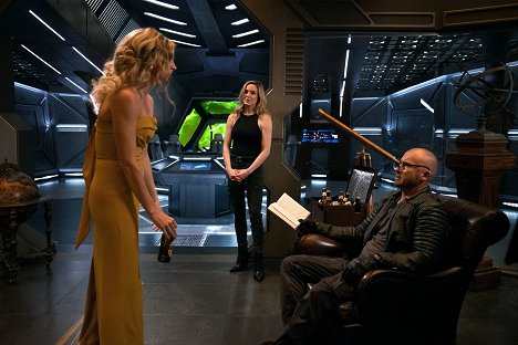 Jes Macallan, Caity Lotz, Dominic Purcell - Legends of Tomorrow - Ein Revolver aus der Hölle - Filmfotos