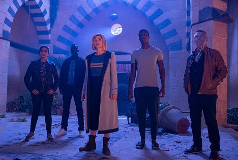 Mandip Gill, Tosin Cole, Jodie Whittaker, Buom Tihngang, Bradley Walsh - Doctor Who - Can You Hear Me? - Van film