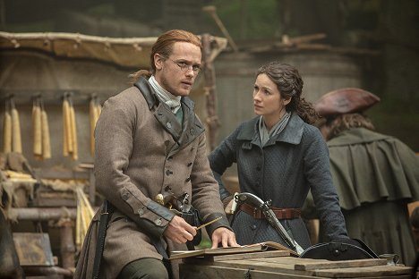 Sam Heughan, Caitríona Balfe - Outlander - Die Highland-Saga - Eine feine Gesellschaft - Filmfotos