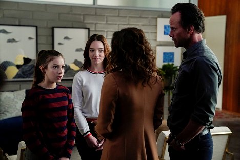 Makenzie Moss, Ruby Jay, Walton Goggins - The Unicorn - If It Doesn't Spark Joy - Van film