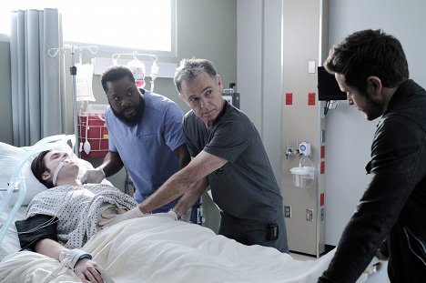 Chris Mason, Malcolm-Jamal Warner, Bruce Greenwood, Matt Czuchry - The Resident - Conrad revient en force - Film