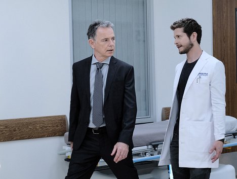 Bruce Greenwood, Matt Czuchry - The Resident - Last Shot - Do filme